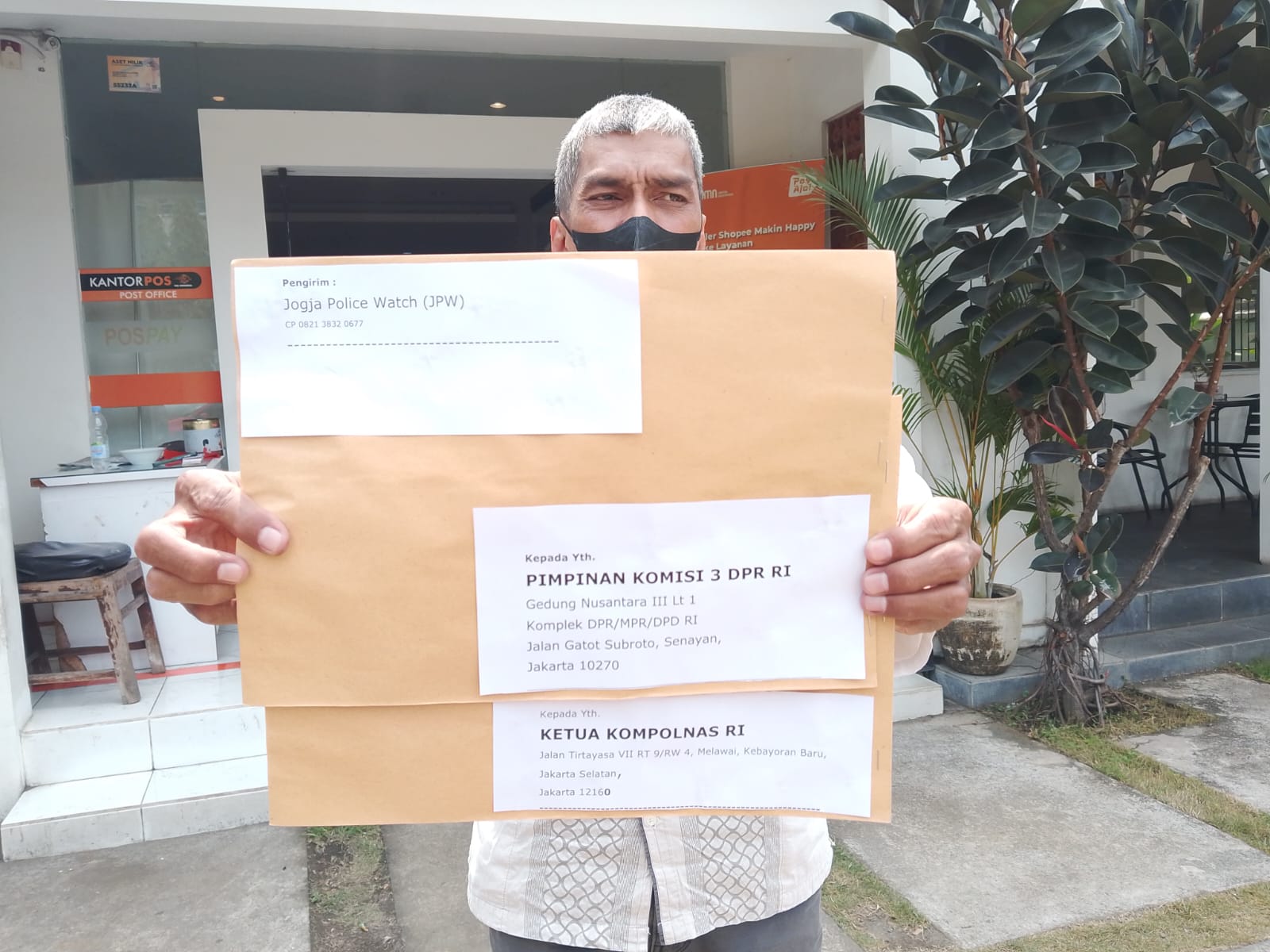 Kadiv Humas JPW Baharuddin Kamba sedang memegang surat yang akan dikirim melalui kantor pos kepada Komisi III DPR RI dan Kompolnas RI Rabu (13/8/2025).