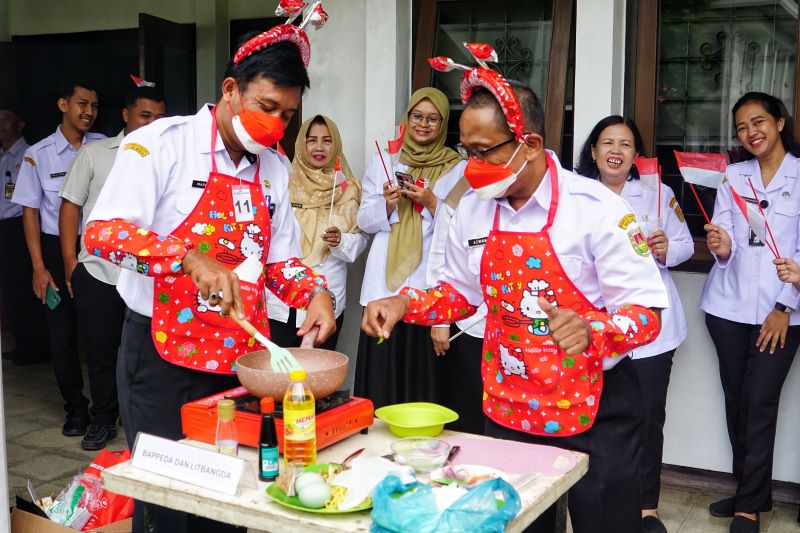 PERCAYA DIRI: Jajaran OPD, bagian, dan camat di Kabupaten Magelang memasak nasi goreng magelangan untuk lomba memeriahkan HUT Ke-80 RI Rabu (13/8).