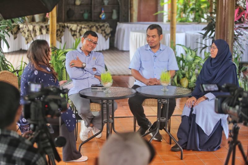 TRANSFORMASI DIGITAL: Pengelola PBJ Muda Biro PBJ Setda DIY Arso Hadi Wardono (dua dari kiri) dan Ketua Komisi C DPRD DIY Nur Subiyantoro (dua dari kanan) membahas PBJ secara daring