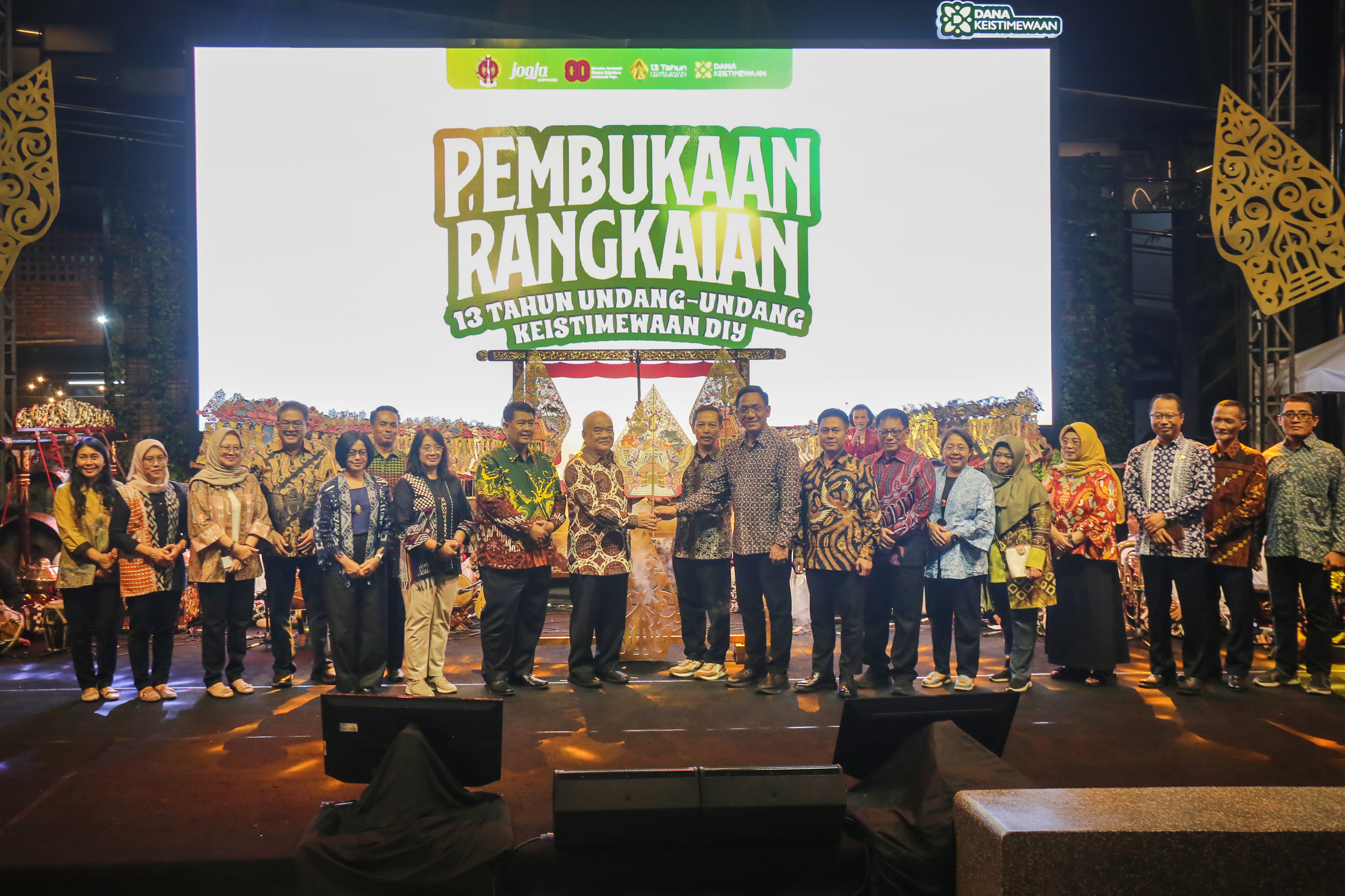 KGPAA Pakualam X secara simbolis menyerahkan gunungan wayang kepada Paniradya Pati Kaistimewaan DIJ, Aris Eko Nugroho saat pembukaan rangkaian 13 tahun UU Keistimewaandi Teras Malioboro, Beskalan, Jogja, Rabu (13/8)