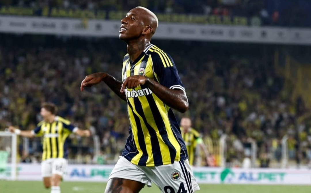 Selebrasi Anderson Talisca setelah mencetak gol kemenangan bagi Fenerbahce atas Feyenoord di Kualifikasi Champions League