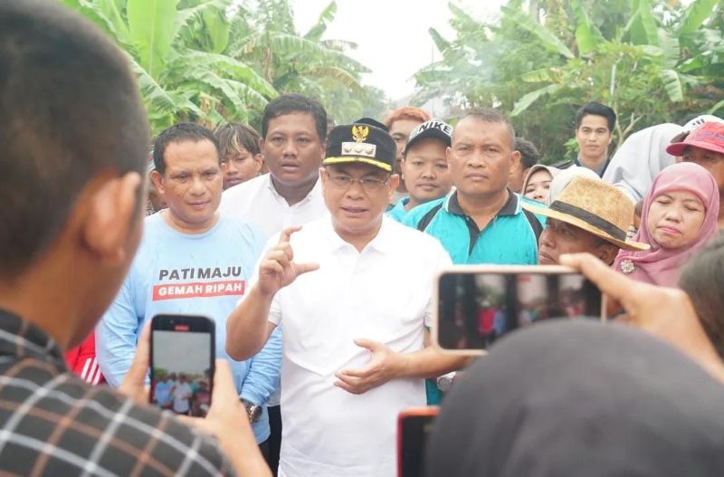 Bupati Pati Sudewo bersama warga.