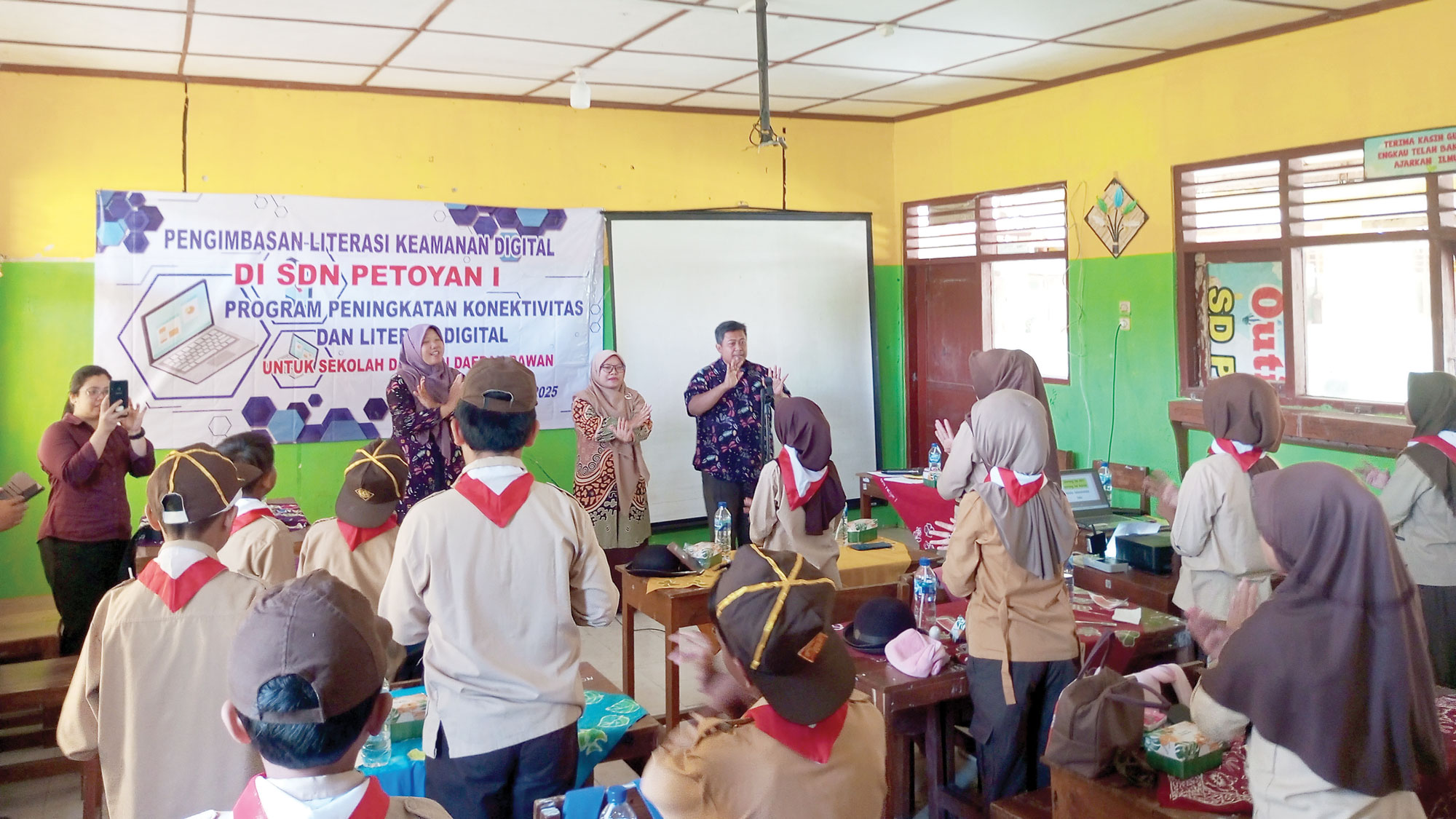 SEJAK USIA DINI: Rejepbianti, guru kelas VI SDN 1 Petoyan sedang memberikan materi keamanan digital seputar Etika Digital untuk anak SD di ruang kelas III, kemarin (14/8).