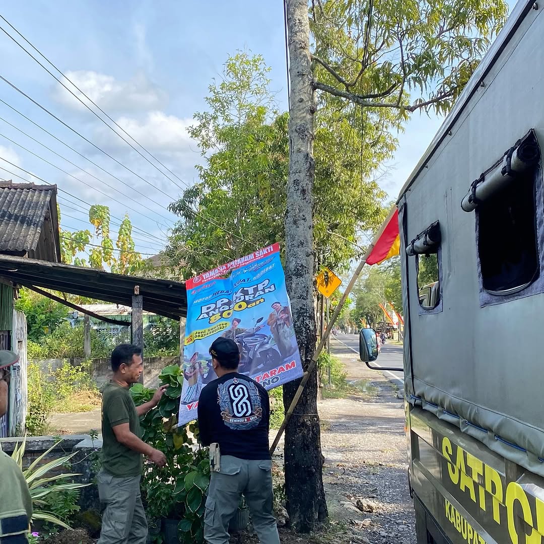 Personel Satpol PP Gunungkidul sedang menertibkan sampah visual di area Playen pada Kamis (14/8).