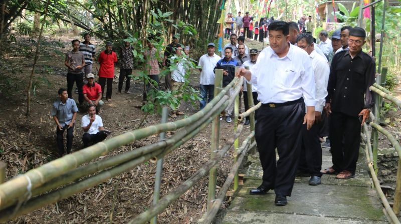SERING TERDAMPAK BANJIR: Bupati Kulon Progo meninjau jembatan evakuasi yang perlu diganti.&nbsp;