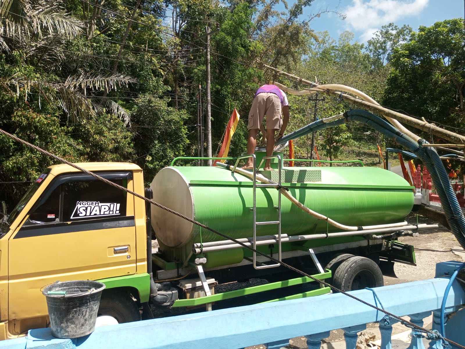 Pengusaha droping air bersih Bramantyo sedang mengisi truk tangki miliknya yang berkapasitas 5.000 liter.