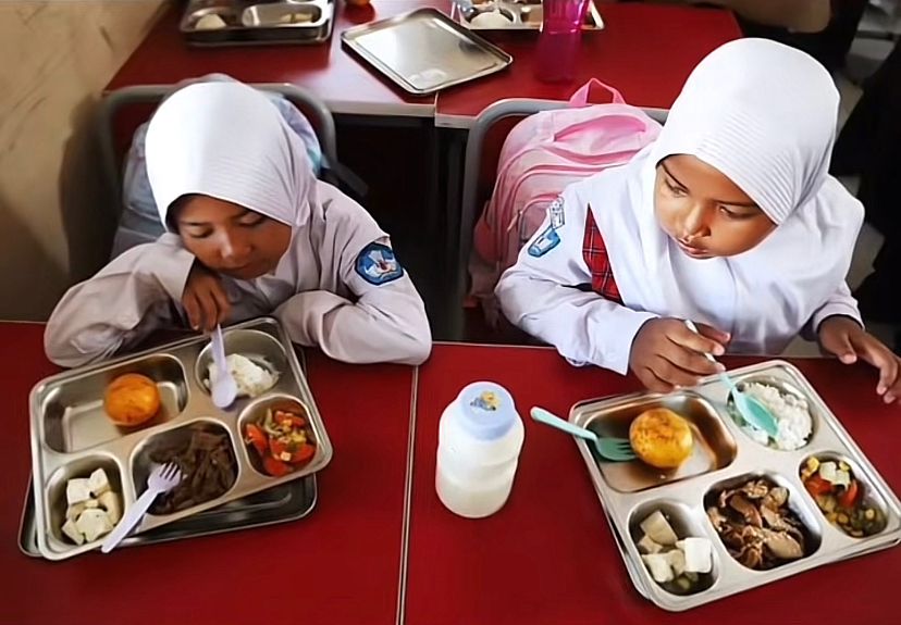 ILUSTRASI : Siswa tengah menikmati MBG