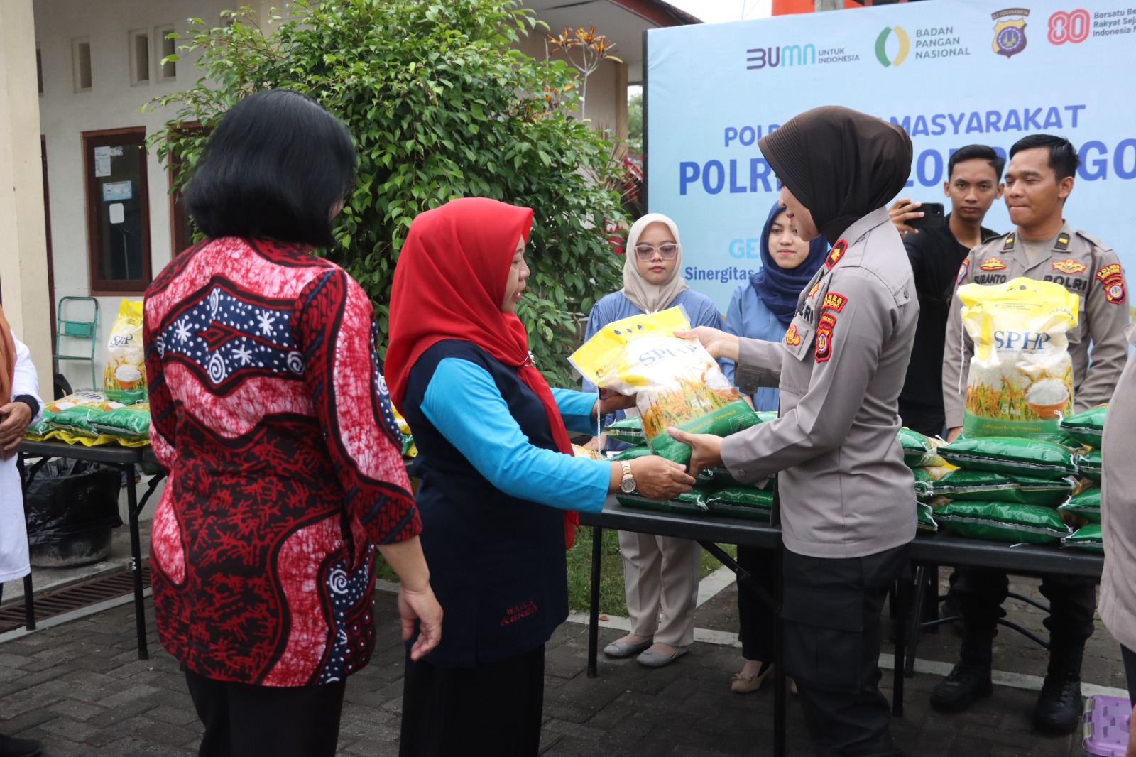 Beras SPHP dibagikan ke masyarakat yang membeutuhkan