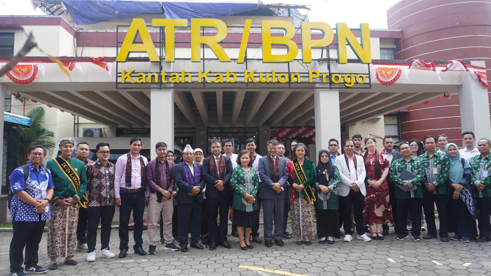 Kantor Pertanahan (Kantah) Kabupaten Kulon Progo menerima kunjungan studi dari instansi-instansi pemerintah Nepal yang bergerak di sektor pertanahan pada Rabu (13/8/2025).