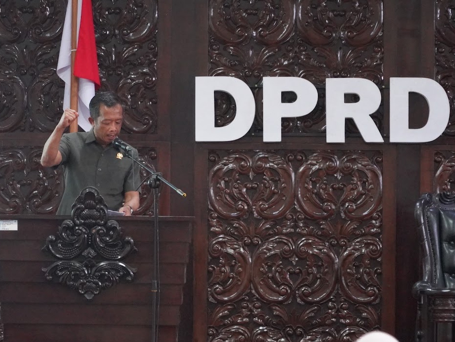 Anggota Fraksi PDI Perjuangan Amin Lukmantoro berdiri di mimbar paripurna DPRD Kebumen untuk menyampaikan pandangan fraksi atas raperda Perubahan APBD Tahun 2025. (Dokumentasi DPRD Kebumen)  &nbsp;