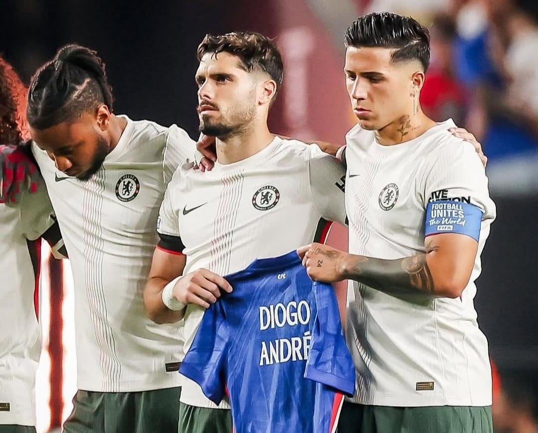 Pemain Chelsea membawa jersey dengan nama Diogo Jota dan Andre Silva di ajang Piala Dunia Antarklub