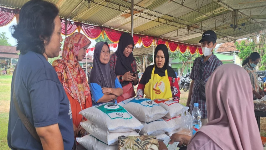 Antusiasme Masyarakat dalam kegiatan Pasar Murah di Imogiri untuk membantu meringankan beban masyarakat sekaligus menjaga stabilitas harga.