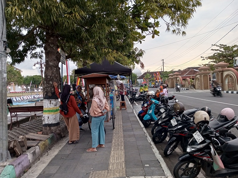 BERTAHAN: PKL Alun-Alun Wonosari, Gunungkidul masih berjualan meskipun sudah ada wacana relokasi yang dicanangkan pemerintah kabupaten.