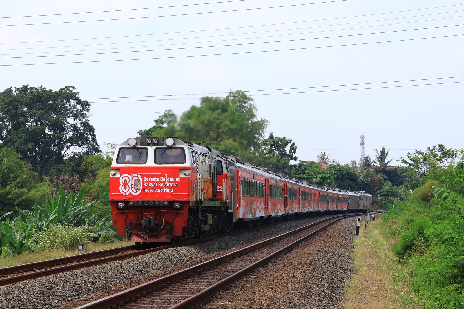 Ornamen merah putih menghias stasiun dan kereta api di wilayah tugas KAI Daop 6 Yogyakarta pada Jumat (15/8/2025).  &nbsp;