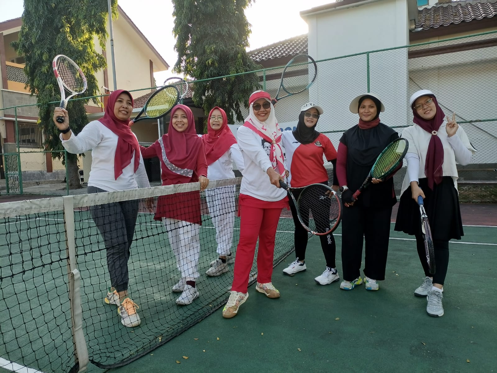 SEMANGAT: Rombongan emak-emak yang tergabung dalam Moms Tenis rutin latihan tenis bersama demi menjaga kebugaran fisik.