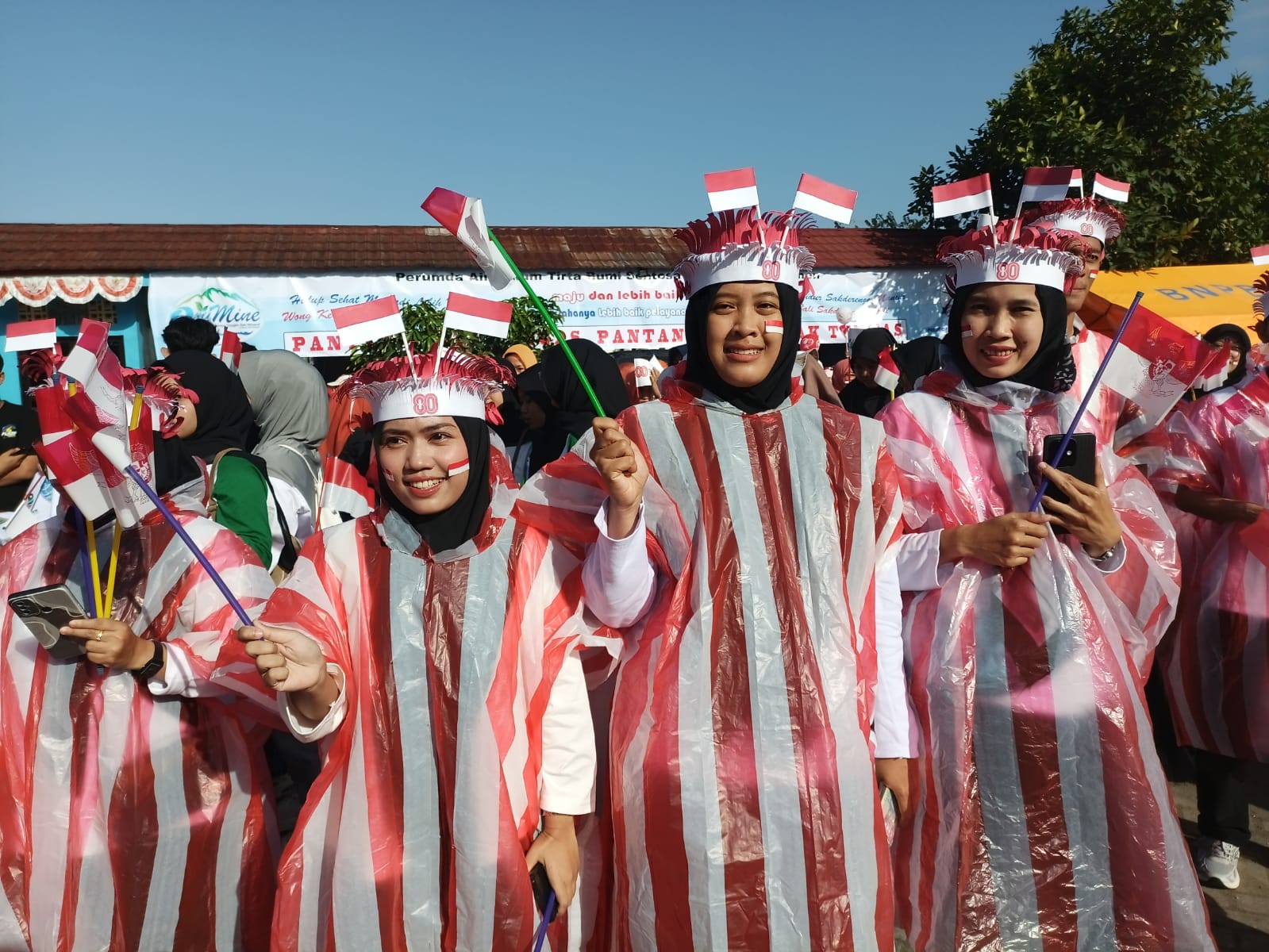 Perwakilan dari Dinas Lingkungan Hidup, Kelautan dan Perikanan (DLHKP) tampil dengan kostum unik dalam kegiatan Aroengbinang Fest, kemarin. (M Hafied/Radar Jogja)