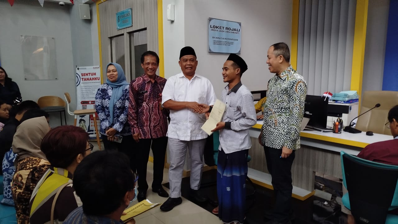 Bupati Sleman Harda Kiswaya, didampingi Kepala Kanwil BPN DIY Dony Erwan Brilianto, dan Kepala BPN Sleman Imam Nawawi meninjau loket Rojali di Kantor BPN Sleman (15/8/2025).