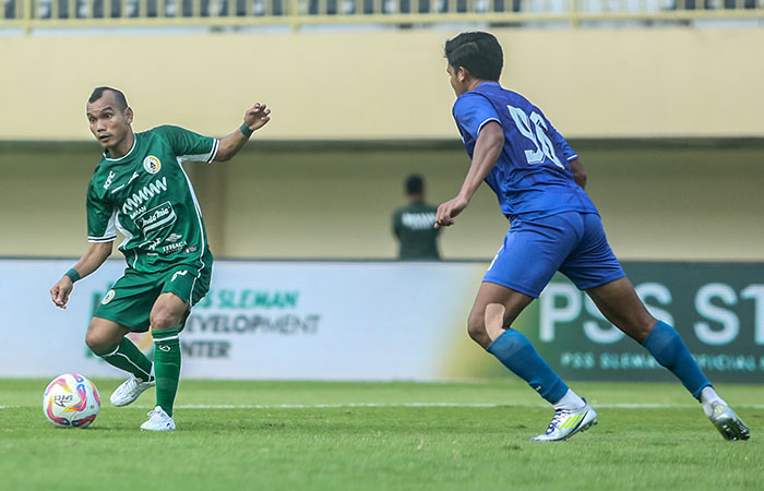 NAIKKAN PERFORMA: Pemain PSS Sleman Riko Simanjuntak saat melawan Sumsel United di Maguwoharjo International Stadium (MagIS) (9/8) sore. Pemain PSS terus digenjot latihan semakin mendekati bergulirnya