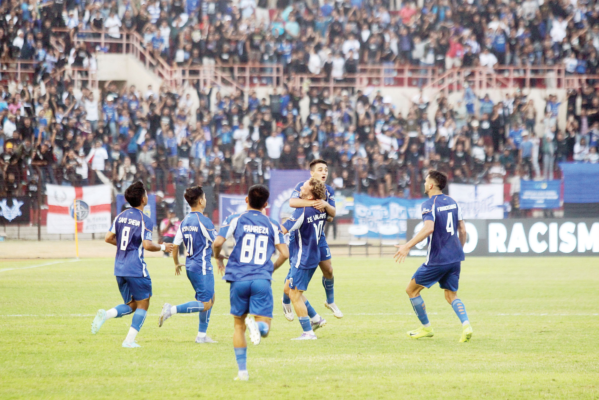 SATU POIN: Para pemain PSIM saat merayakan gol bunuh diri pemain Arema FC di penghujung laga dalam BRI Super League 2025/2026 di Stadion Sultan Agung (SSA) Bantul.