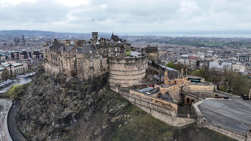 Kastle bebatuan di Edinburgh, Skotlandia.  .