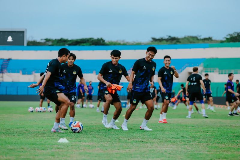 Para pemain PSIM saat latihan di Stadion Sultan Agung Bantul.&nbsp;