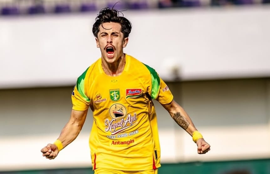 Selebrasi Francisco Rivera setelah mencetak gol kemenangan Persebaya Surabaya atas Persita Tangerang di pekan kedua BRI Super League