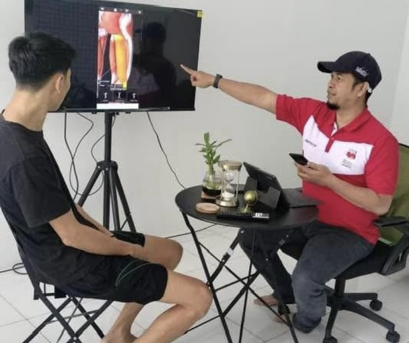 PELOPOR INOVASI: Founder BMS Ragil Atmaja melayani konsultasi saat menjelaskan perkembangan fisik secara akurat, cepat dan terintegrasi. Kemajuan atlet tak lagi dipantau dengan catatan manual.