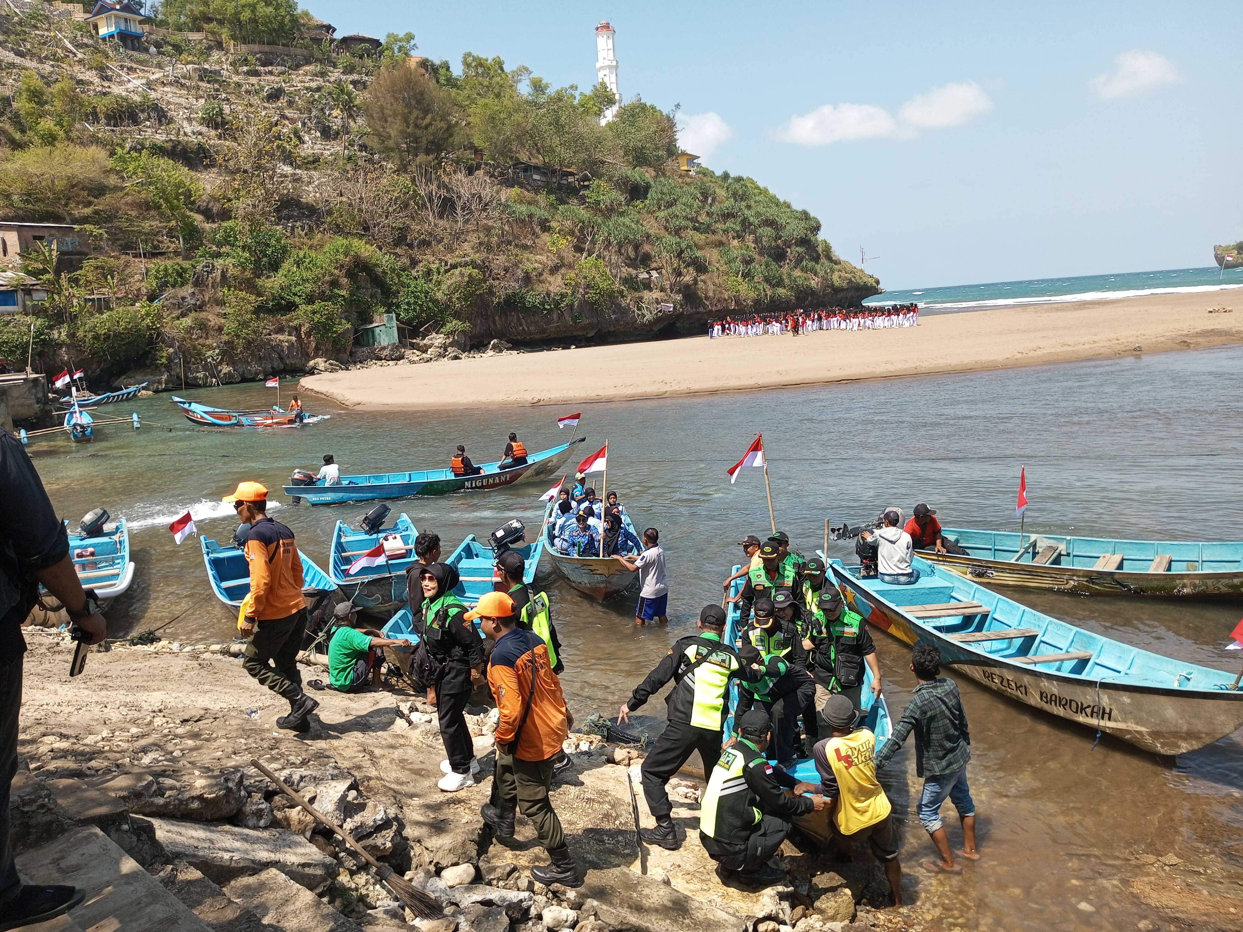 GUNUNGKIDUL - Upacara peringatan HUT ke 80 Republik Indonesia di tengah laut Pantai Baron, Tanjungsari, Gunungkidul tidak hanya menjadi momentum sakral bagi ratusan peserta dan wisatawan, tetapi juga