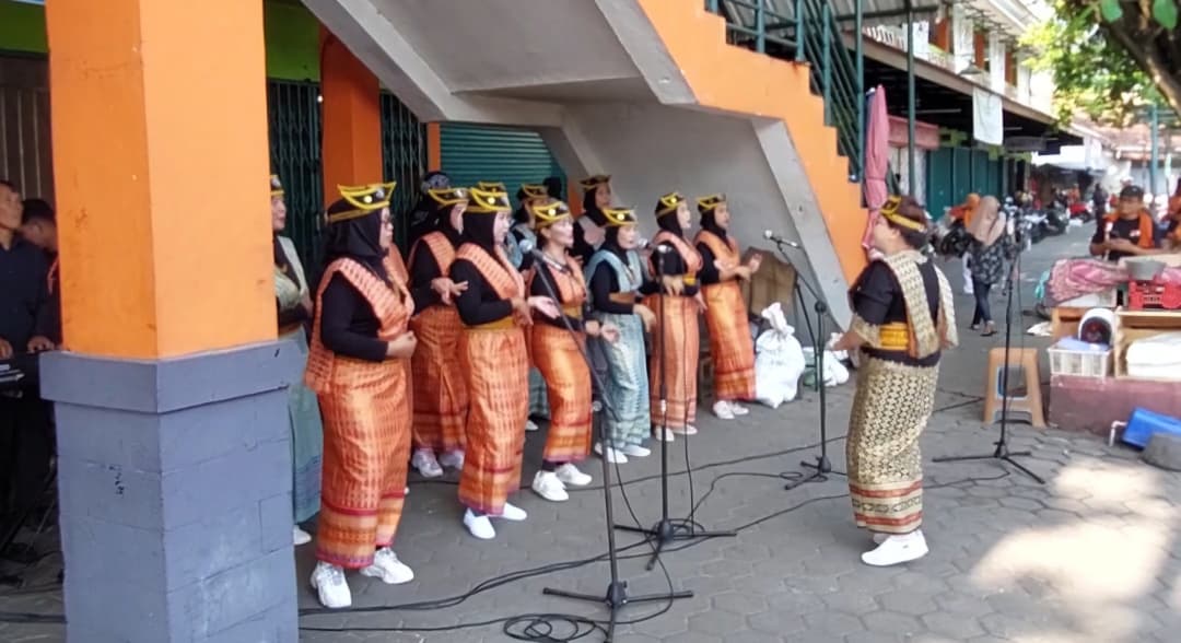 EKSPRESI: Ibu-ibu pedagang Pasar Wates menyanyikan lagu kebangsaan di upacara hari kemerdekaan.