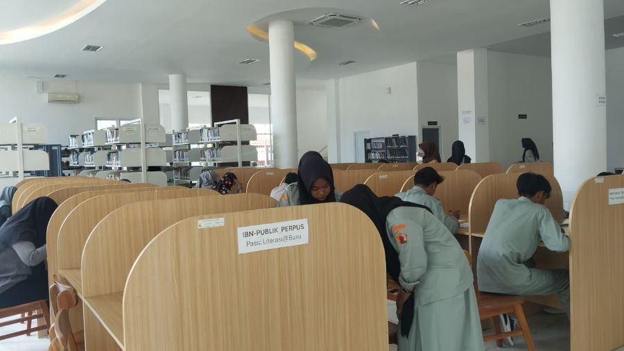 RAMAI: Suasana Perpustakaan Daerah Bantul di lantai satu Sabtu (16/8)