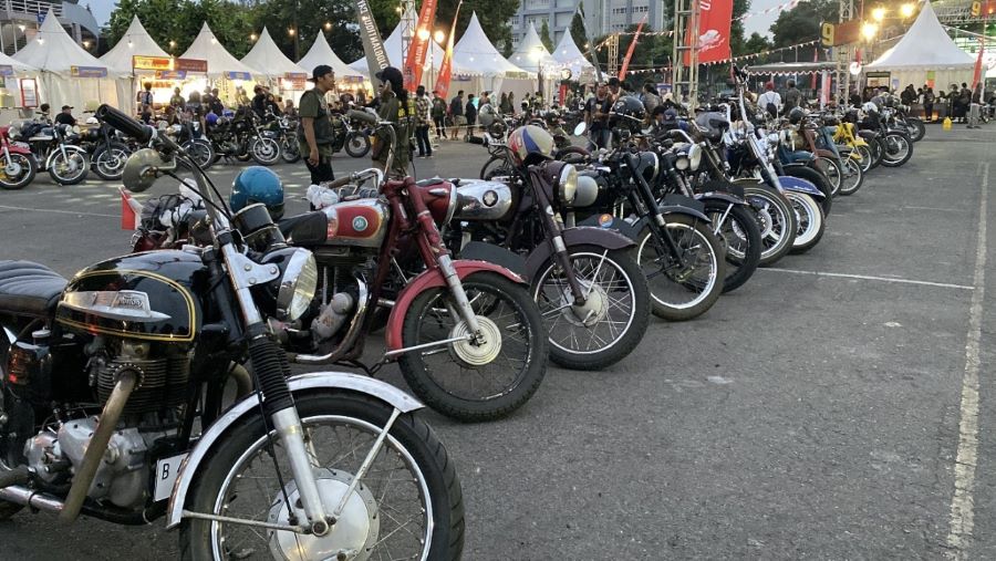 Acara Djogja Antique Day dimulai di Mandala Krida. Ribuan pengunjung dan pecinta mobil hadir untuk menyaksikan deretan motor klasik keluaran tahun 1930&ndash;1960-an