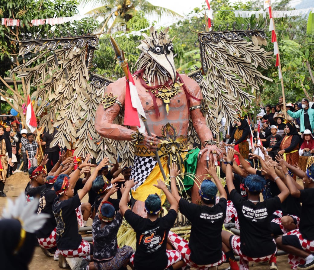 Hasil ogoh-ogoh Garuda Wisnu yang terbuat dari spon sisa limbah sandal upanat kreasi warga Dusun Karangtengah, Borobudur.