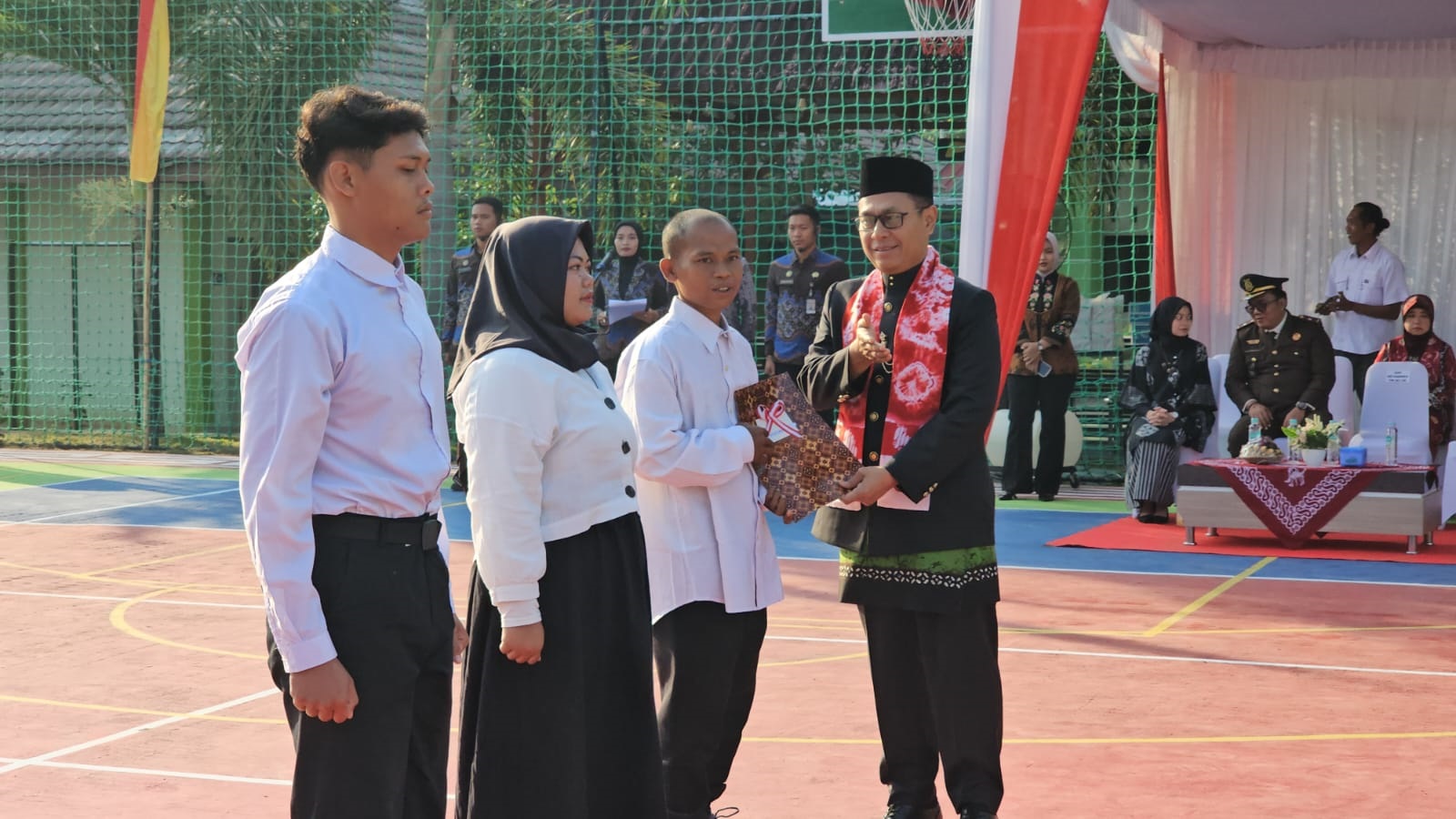 Tujuh Napi mendapatkan remisi dan langsung dinyatakan bebas saat Upacara HUT RI ke 80 berlangsung di Lapas Kelas IIB Wonosari Minggu (17/8).  &nbsp;