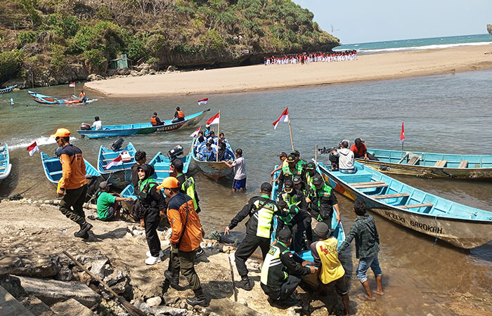 Nelayan Pantai Baron melayani penyeberangan peserta upacara peringatan HUT ke 80 Republik sejak pagi hari (17/8).
