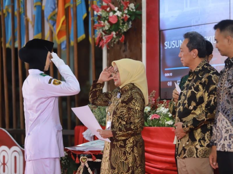 SIMBOLIS: Bupati Kebumen Lilis Nuryani menyerahkan bonus dan piagam penghargaan kepada Paskibraka setelah sukses menjalani seluruh rangkaian tugas.