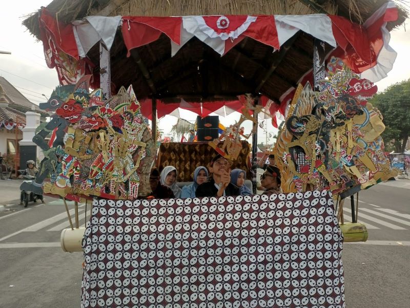 AJANG KREASI: Delegasi dari 26 kecamatan menampilkan berbagai potensi unggulan dalam Karnaval Pembangunan Tahun 2025 Senin (18/8).