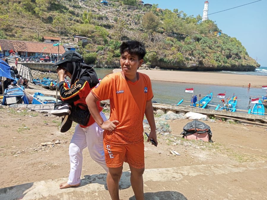 Petugas Pengibar bendera merah putih di tengah laut pantai Baron, Susmiati, sedang menghirup udara segar pesisir selatan setelah dirinya berhasil mengibarkan bendera merah p