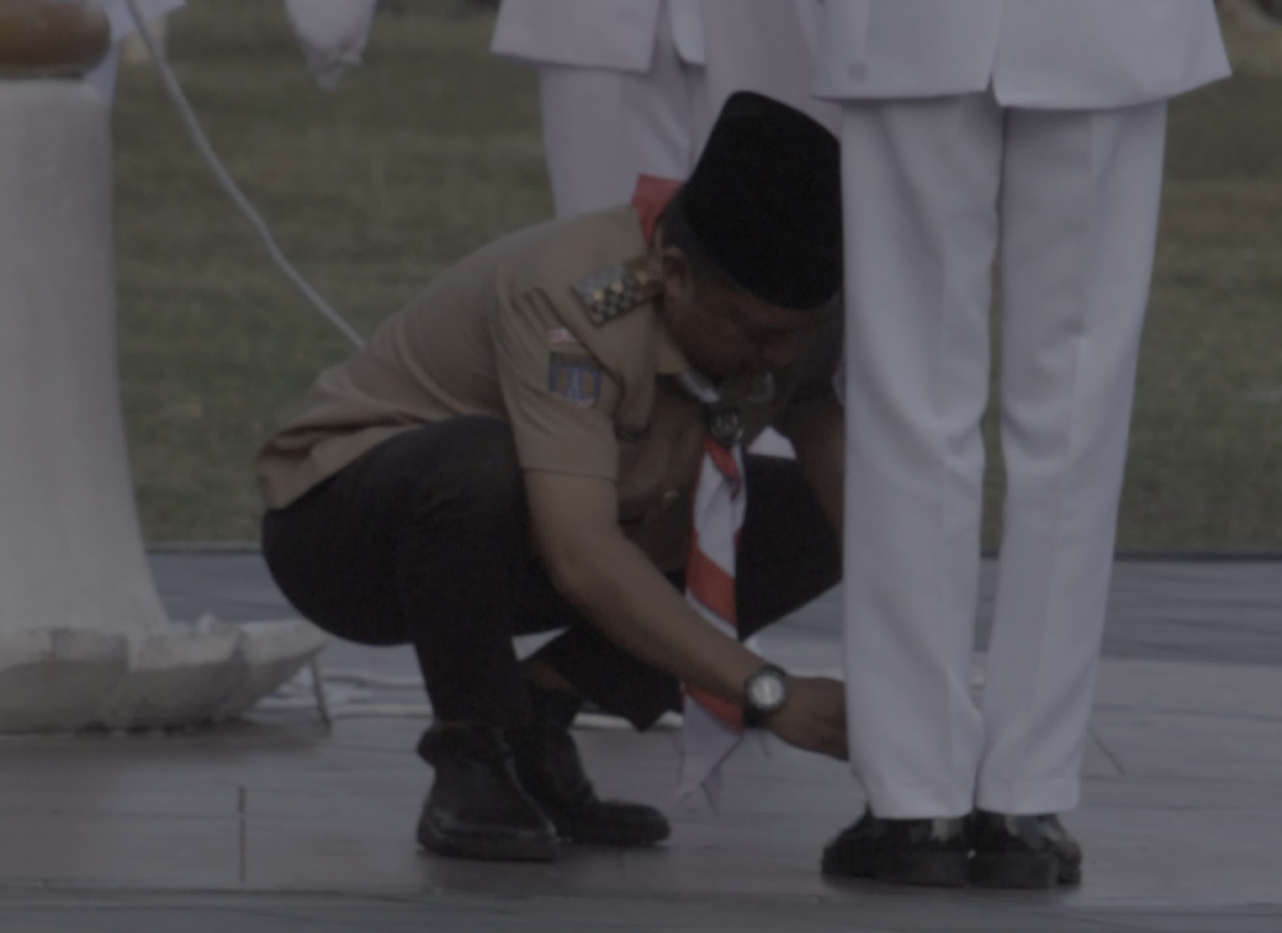 SIGAP: Wakil Bupati Ambar Purwoko memberanikan diri untuk memperbaiki tali sepatu milik paskibraka (17/8/2025).