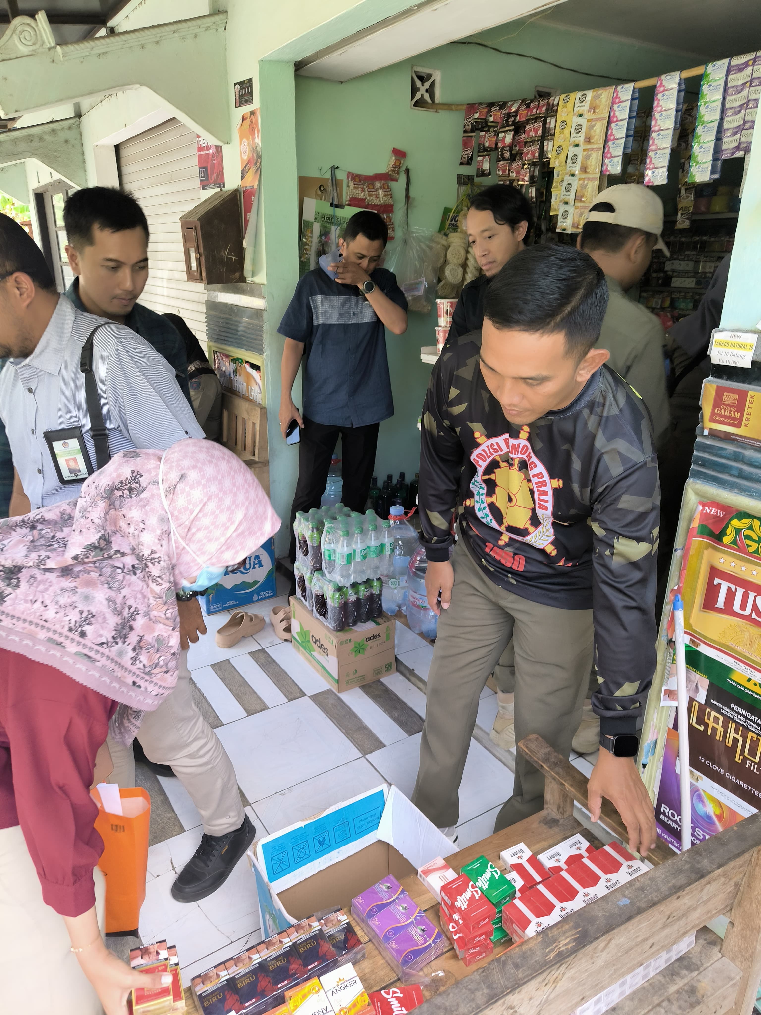 MENGAMANKAN: Satpol PP Bantul sedang melakukan operasi pemberantasan rokok ilegal (18/8/2025).