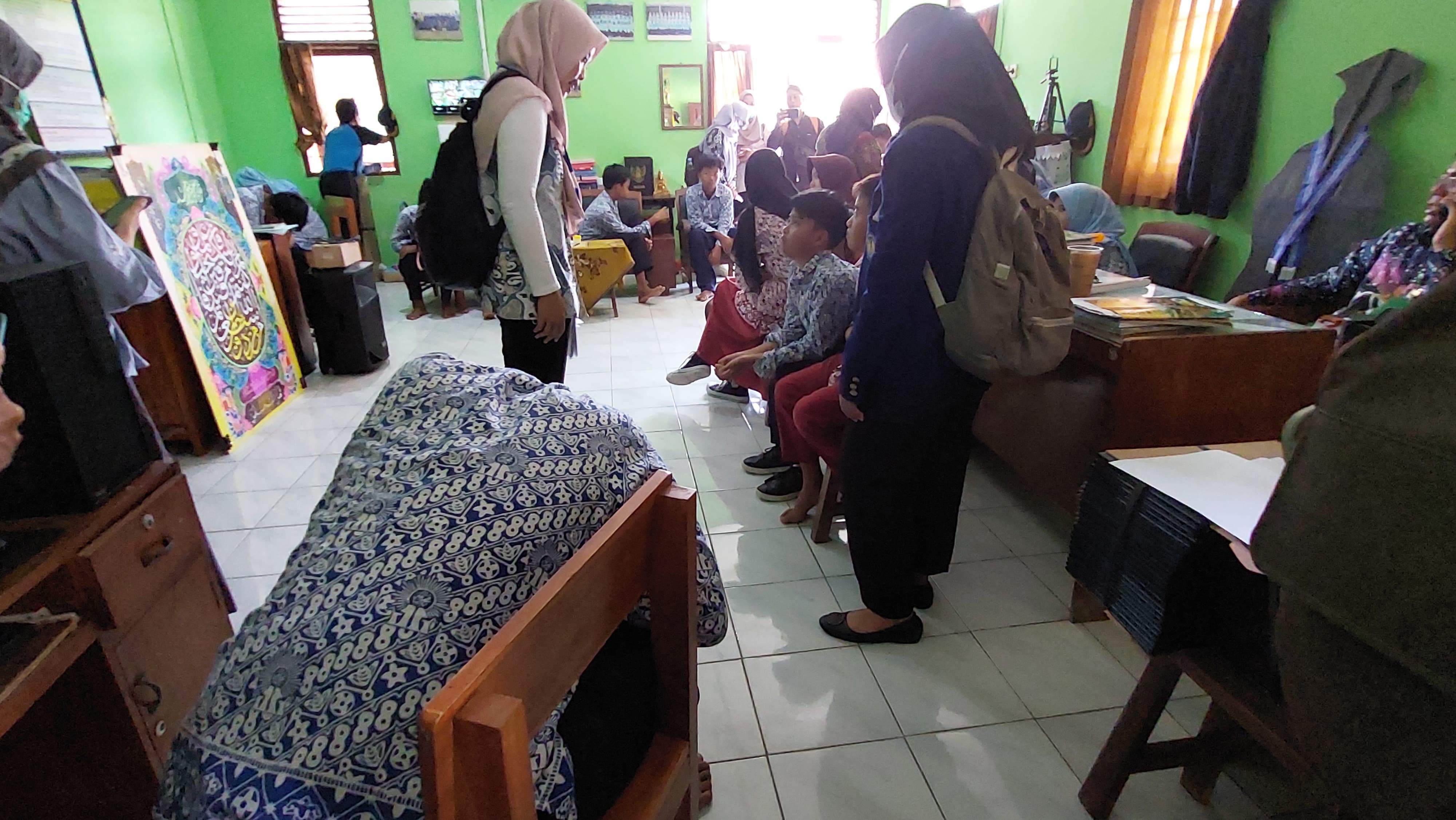 MULES: Siswa SMP Muhammadiyah 2 Wates memegangi perut mereka.