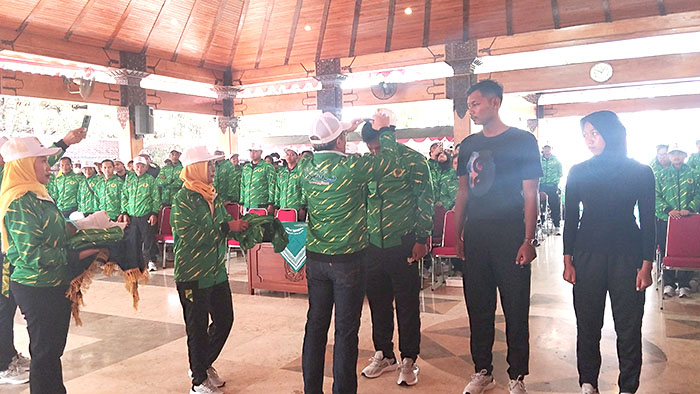 TARGET JUARA UMUM: Bupati Bantul Abdul Halim Muslim sedang memakaikan topi ke atlet Porda XVII Kabupaten Bantul.