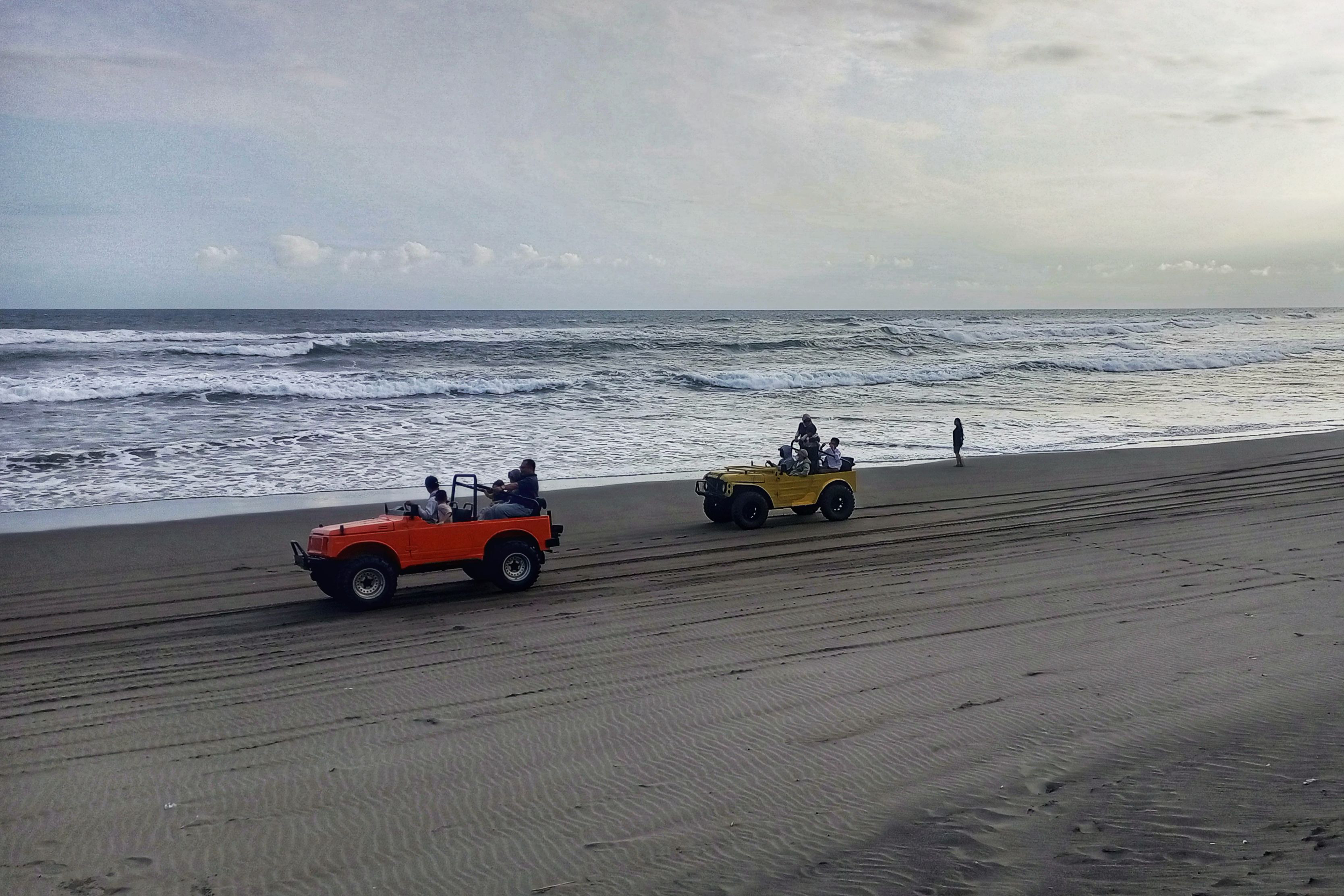 Wisatawan menikmati suasana pantai selatan, Bantul, dengan menggunakan jip wisata, beberapa waktu lalu.