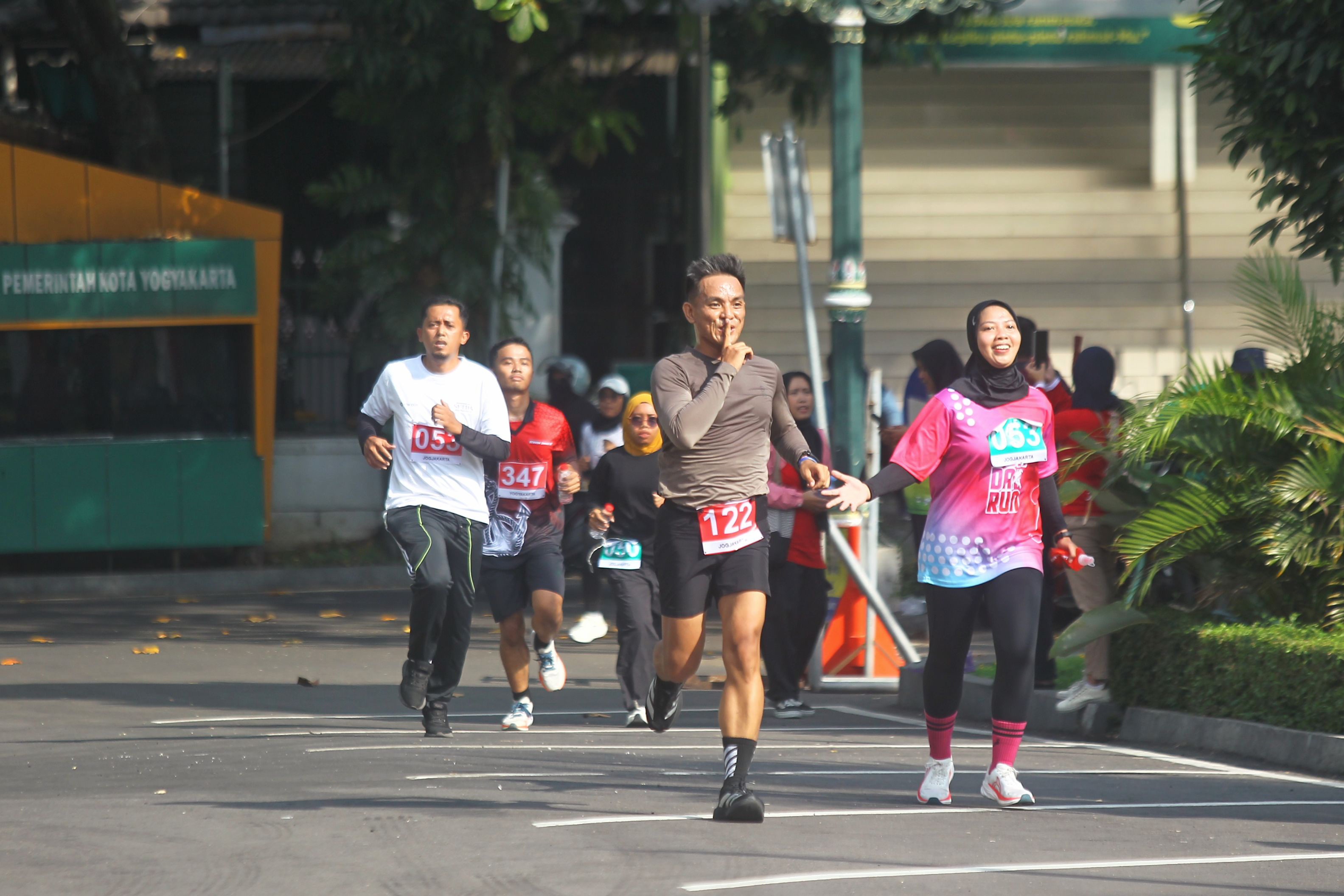 Peserta mengikuti lomba lari 3K dan 5K dalam Pekan Olahraga Guru dan Karyawan (Porgukar) Pemkot Jogja, di kompleks Balai Kota Jogja, Selasa (19/8). Kegiatan tersebut sebagai upaya untuk meningkatkan k