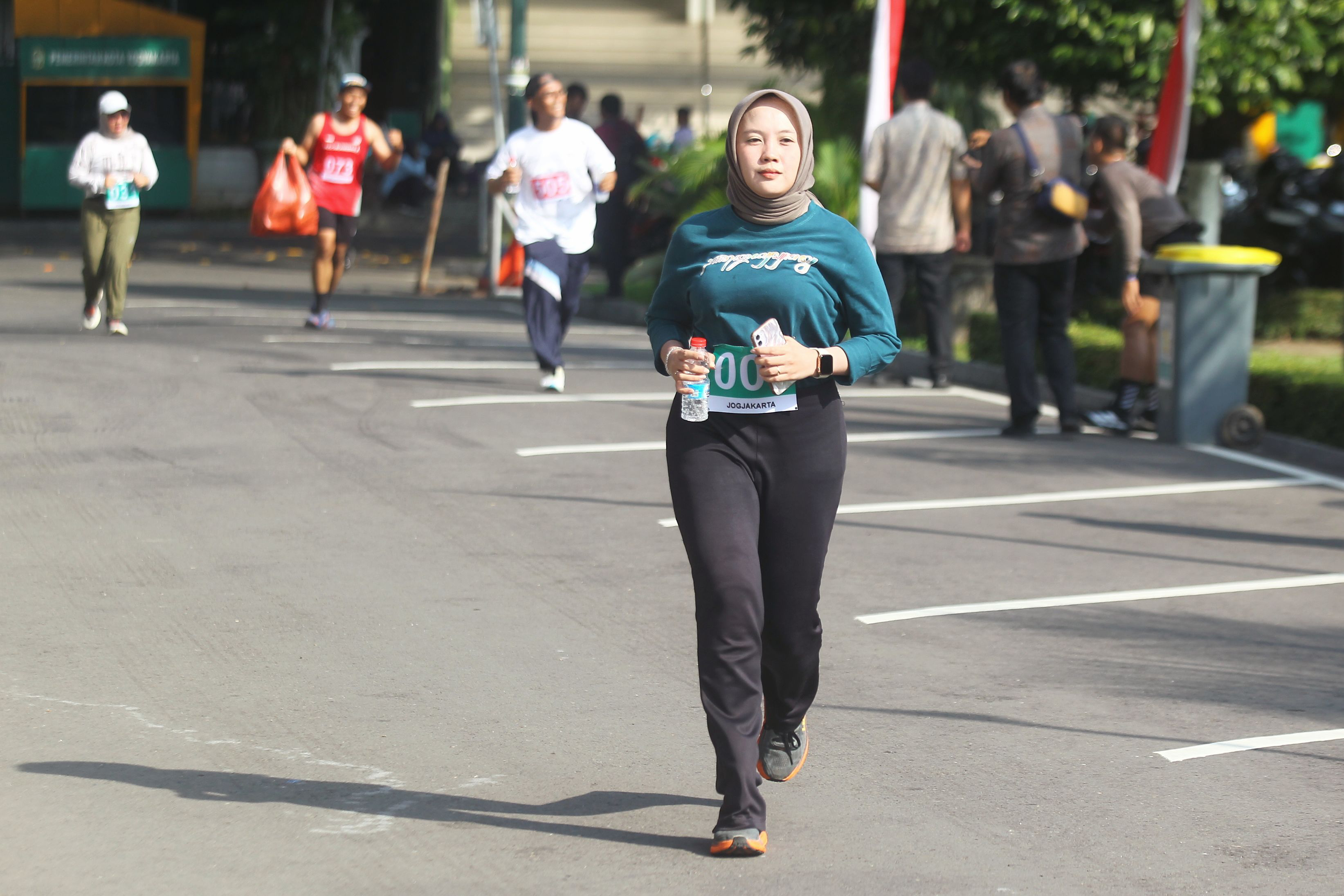 Peserta mengikuti lomba lari 3K dan 5K dalam Pekan Olahraga Guru dan Karyawan (Porgukar) Pemkot Jogja, di kompleks Balai Kota Jogja, Selasa (19/8).