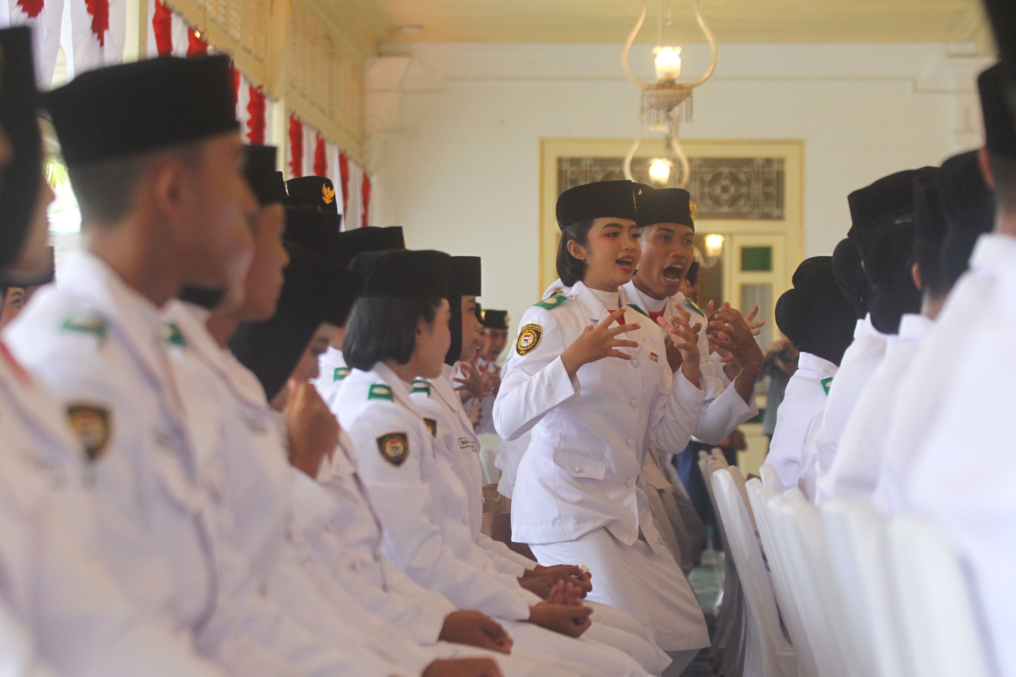 Anggota Paskibra se-DIJ menampilkan yel-yel di sela acara ramah tamah bersama Gubernur DIY Hamengku Buwono X, di Bangsal Kepatihan, Selasa (19//8). Kegiatan tersebut sebagai bentuk apresiasi dari Pemp