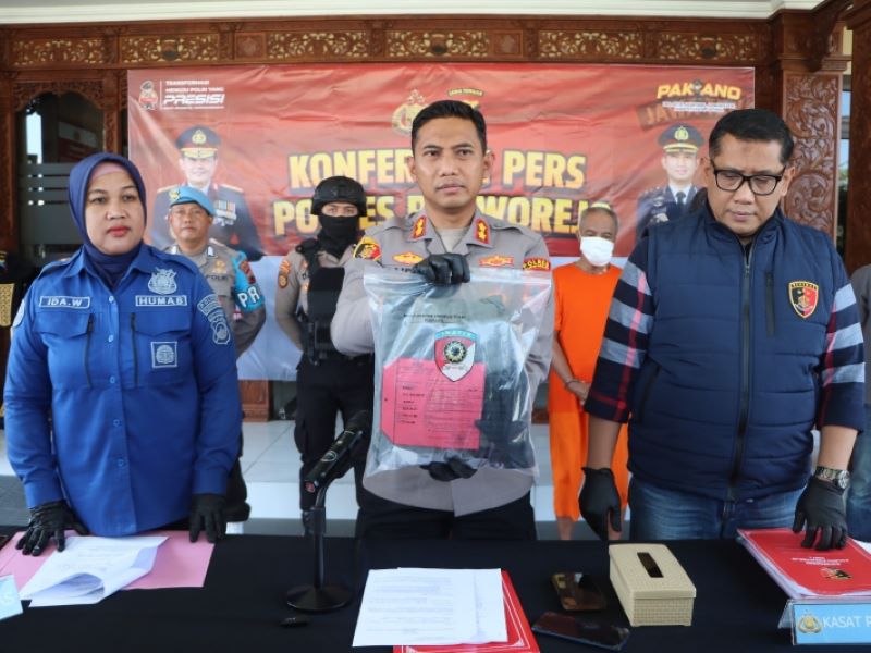 UNGKAP KASUS: Kapolres Purworejo AKBP Andry Agustiano memimpin jumpa pers atas kasus pencurian sepeda motor yang terjadi di Desa Kerep, Kecamatan Kemiri.