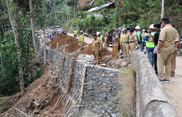 PENINGKATAN INFRASTRUKTUR: Bupati Kulon Progo Agung Setyawan meninjau peningkatan Jalan Tegalsari-Kebonharjo beberapa waktu lalu.