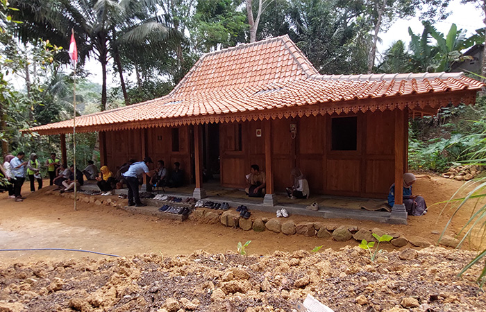 JADI LEBIH LAYAK: DPUP-ESDM DIJ meninjau rumah salah satu penerima program RTLH Integrasi di Kalurahan Kalirejo, kemarin (19/8).