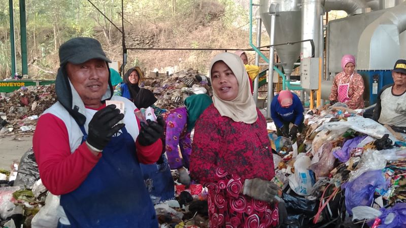 Para pemilah Sampah di ITF Bawuran sedang melakukan pekerjaannya Rabu (20/8)