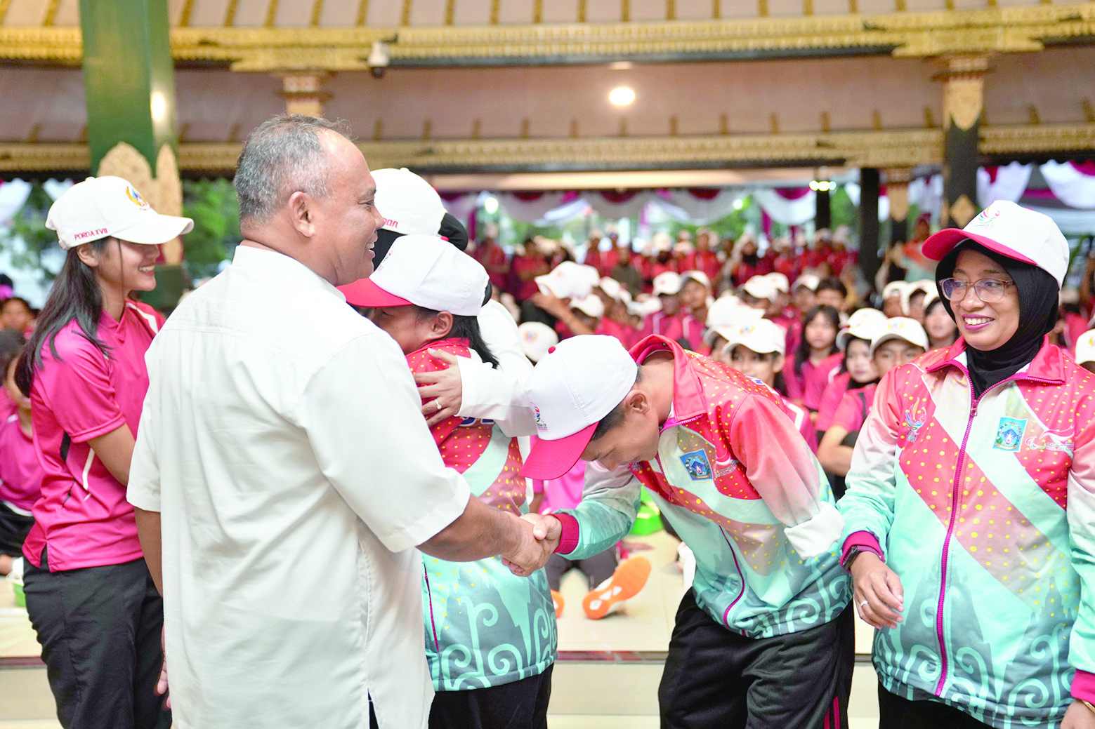 Bupati Sleman Harda Kiswaya saat melepas para atlet.